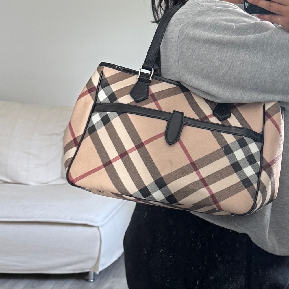 Elegant Checkered Tote with Black Accents - Picture 3 of 7